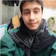 Profesor de historia, dicta clase a niños y jóvenes de todas las edades